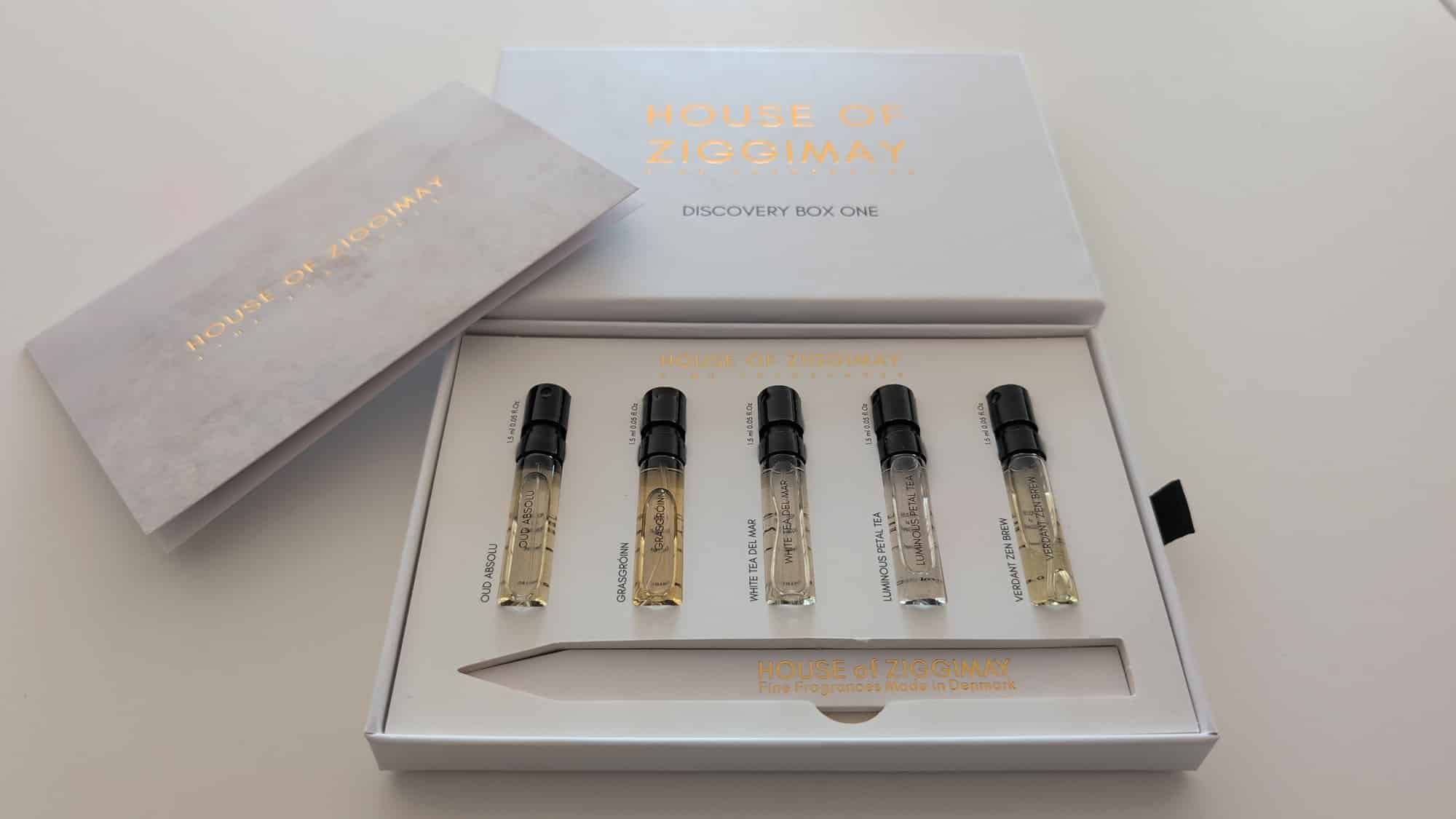 How to choose from five fragrances The Discovery Box open, its lid beside it, showing five 1.5 ml sample vials and a paper tester strip